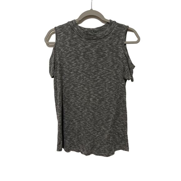 Free Kisses cold shoulder top size L - Picture 1 of 3